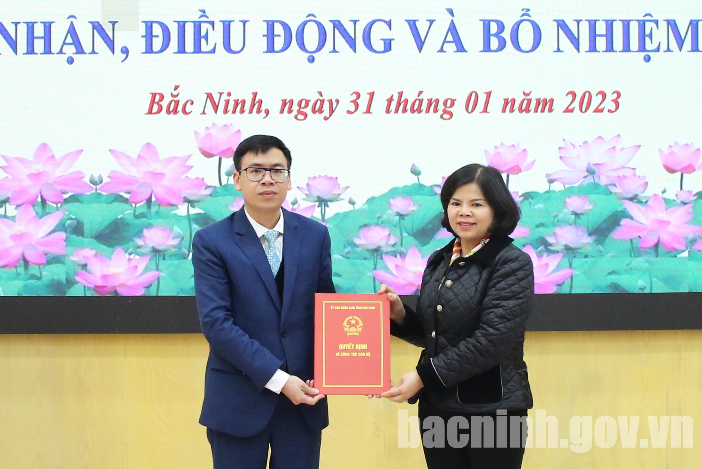 Chủ tịch UBND tỉnh Nguyễn Hương Giang trao Quyết định bổ nhiệm Phó Chánh Văn phòng UBND tỉnh